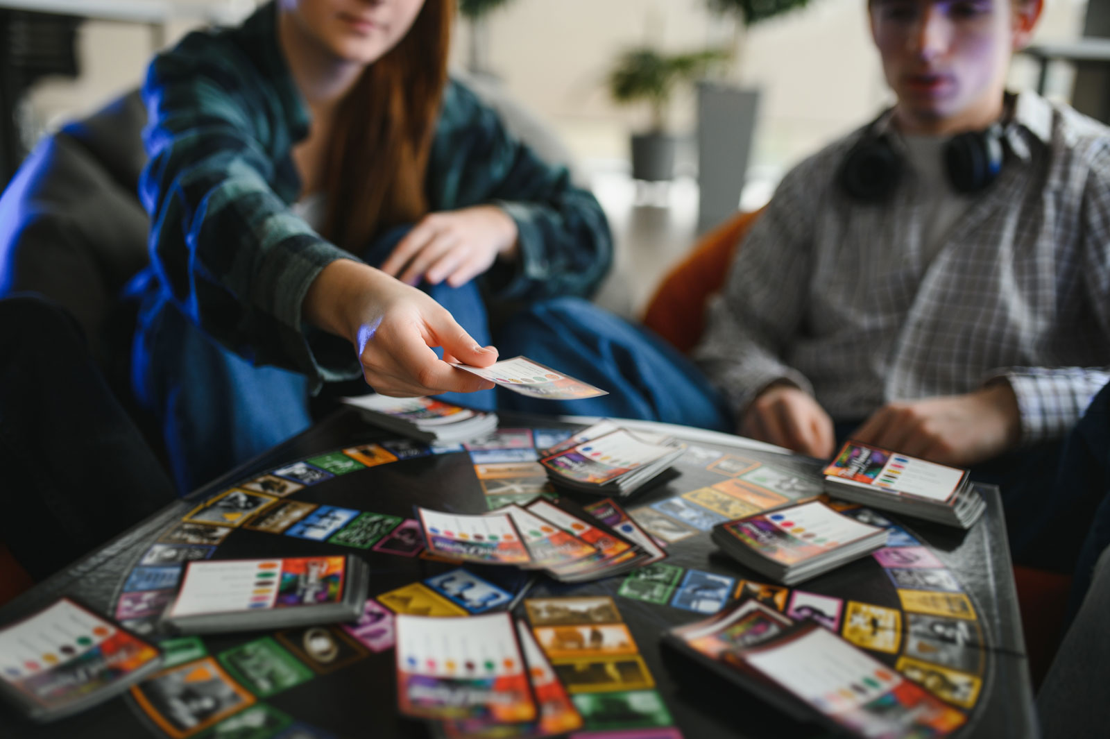 reslife-rgroups-teenagers-play-board-game